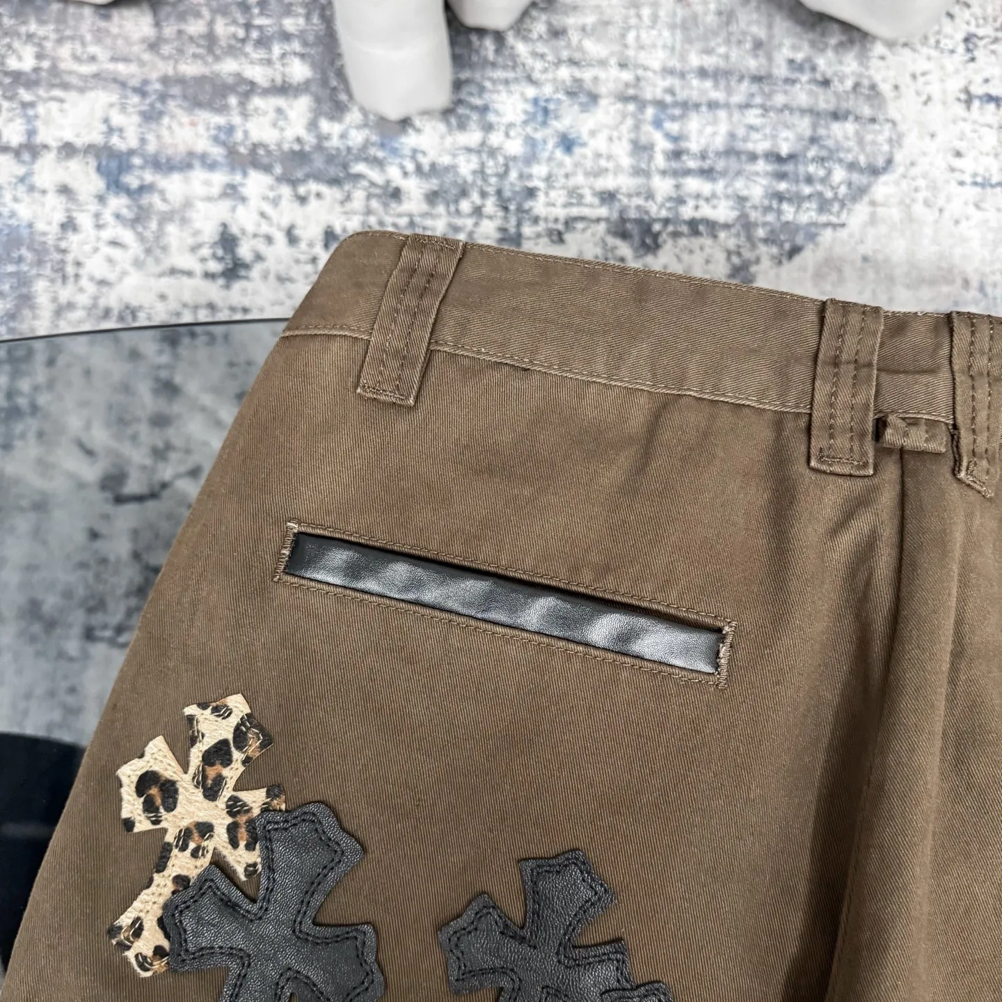 P260 Chrome Hearts/Chrome Hearts leopard print checkerboard horsehair cross patch leather jeans - Full of exploring the ultimate in fashion, Chrome Hearts' new Chrome Hearts pants cleverly integrate camouflage cross, checkerboard horsehair cross and other elements to break the traditional boundaries. The clever fusion of Mattyboy’s same style, overalls and khaki jeans brings endless matching inspiration to fashionistas.  This pair of Croxin overalls not only presents a unique retro style, but also combines comfort and sophistication with its wide-leg, loose design. The mid-high waist design matches a lazy and casual style, which not only makes the legs longer but also maintains a casual feel, it is a must-have fashion choice for trendy men and trendy women.  Brown overalls are unique in leather matching and color selection, making them the leader among overalls. Chrome Hearts' khaki cross chino casual pants have a prince-like aristocratic feel. The pants have 40 panels of leather and full texture. The W34 size is perfectly presented and has become the focus of the forefront of fashion. Whether it's for daily wear or a trendy try, these pants can bring you an excellent fashion experience.  Color: brown Size: 28 30 32 34 corresponding size s-xl